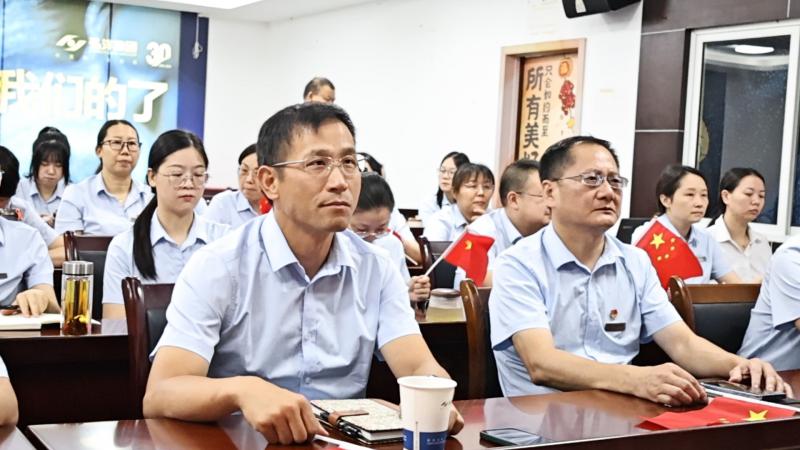 觀大國盛典，鑄弘洋之魂--弘洋集團(tuán)組織集體觀看閱兵儀式